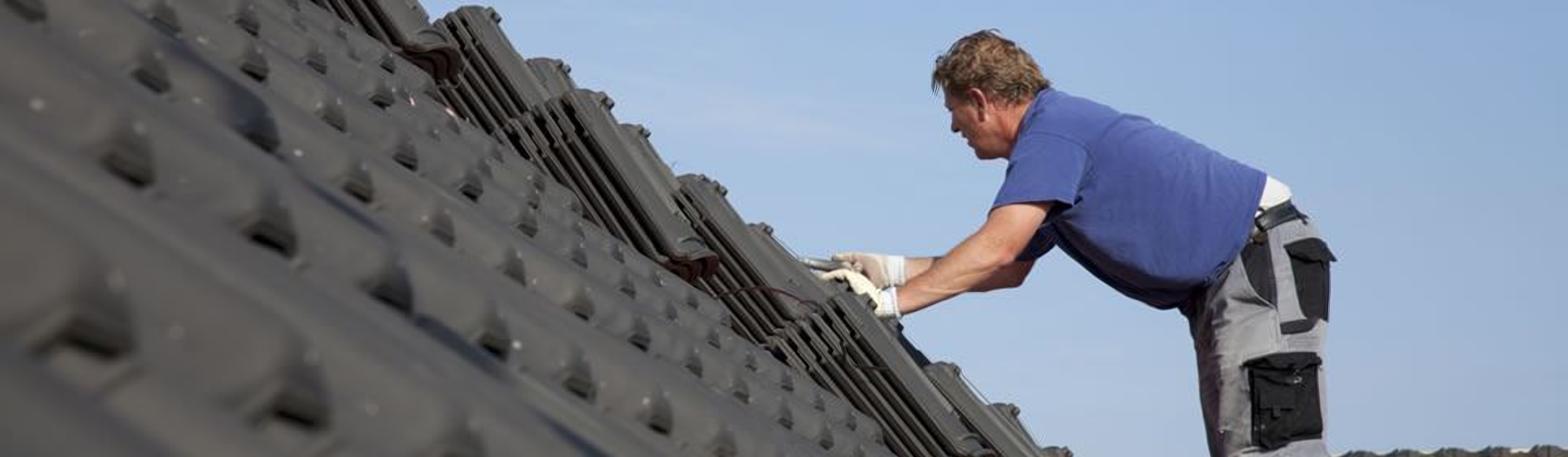 Dakdekker Eindhoven legt dakpannen