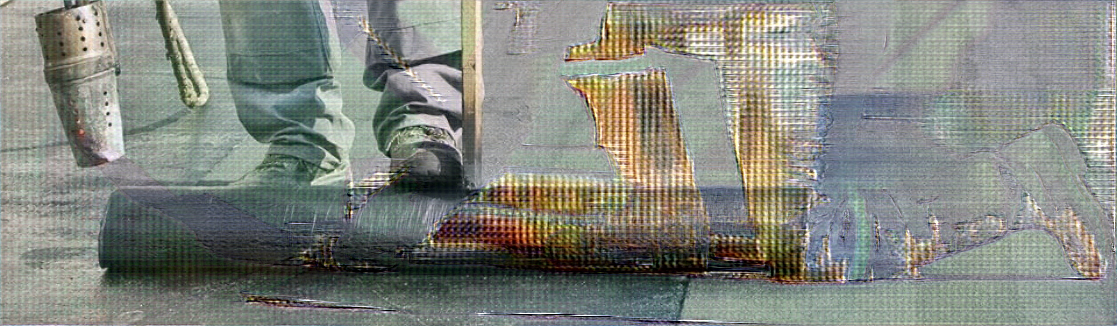 Dakdekker aan het werk op een dak in Eindhoven