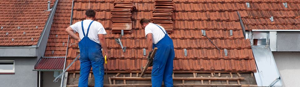 Dakbedekking hellend dak met dakpannen