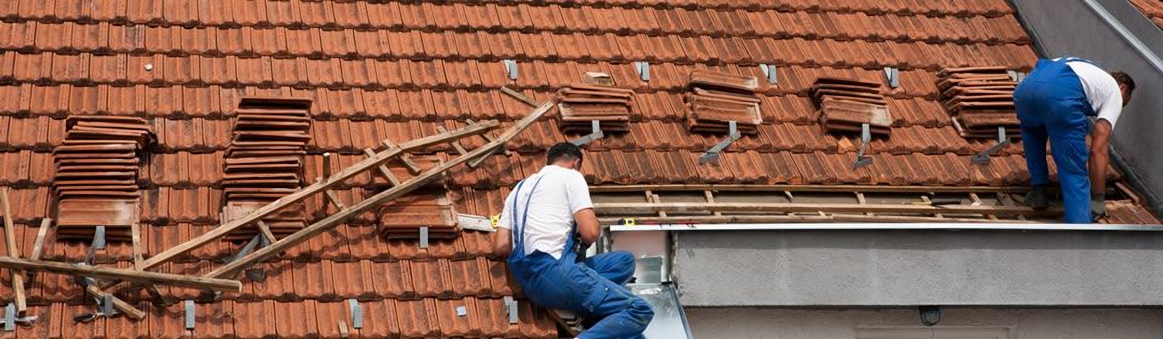Dakdekkers plaatsen dakpannen
